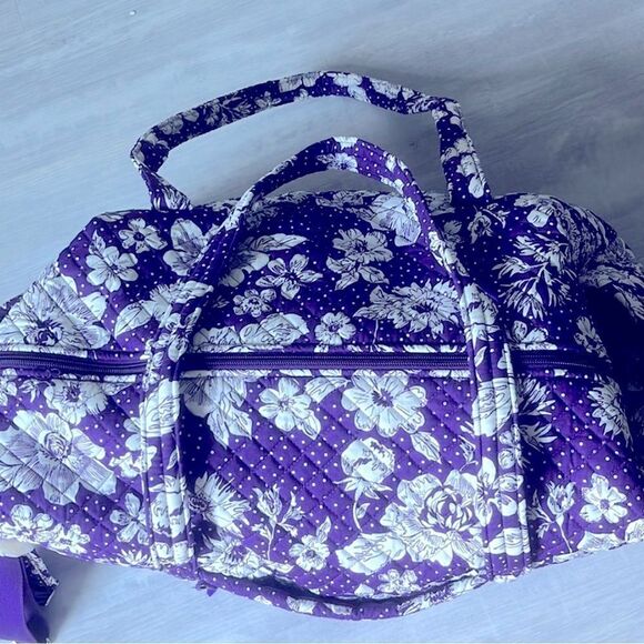 Vera Bradle Purple /White Rain Garden Travel Duffel 23x11x10D NWT - Picture 3 of 11